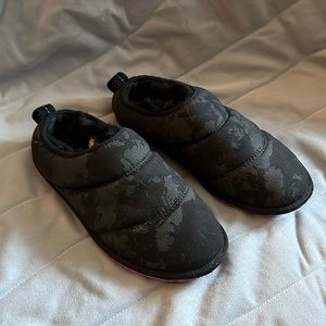 Sorel Go Bodega Run slippers - Black with pink sole - Sz W 9